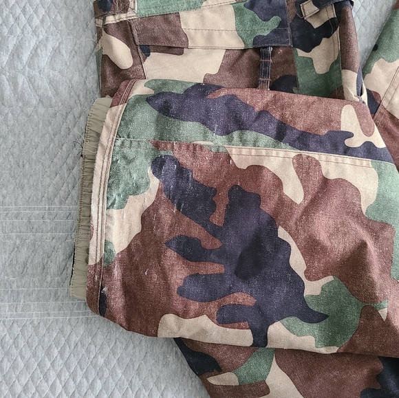 Women's camo 686 skinny snowboard pants, size small - Picture 2 of 4